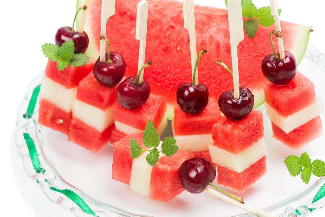 Wassermelonen-, Melonen- und Kirsch-Häppchen - eine herzhafte Süßigkeit der Wassermelonen-Diät