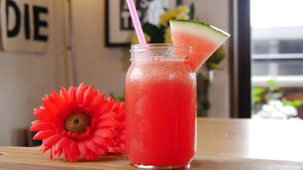 Wassermelonenlimonade löscht Ihren Durst beim effektiven Abnehmen auf Wassermelonen