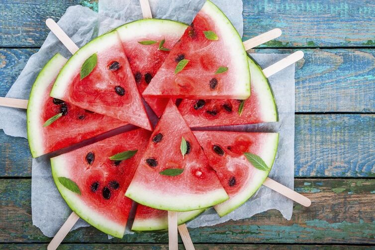 Wassermelonenscheiben auf Stäbchen für einen Wassermelonen-Diät-Snack