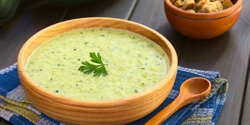 Kohl-Zucchini-Suppe ist ein magengesundes Gericht auf der hypoallergenen Diätkarte