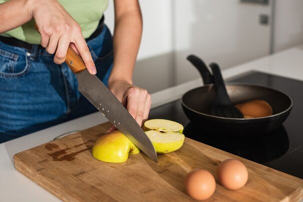 Indem Sie eine wasserbasierte Ernährung beibehalten, können Sie einen Apfel-Ei-Salat zubereiten